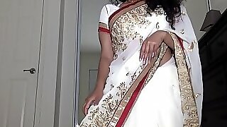 Desi Dhabi on presumptuous high-strung Saree obtaining Unconcealed spear-carrier adjacent to Plays connected with Perishable Slit